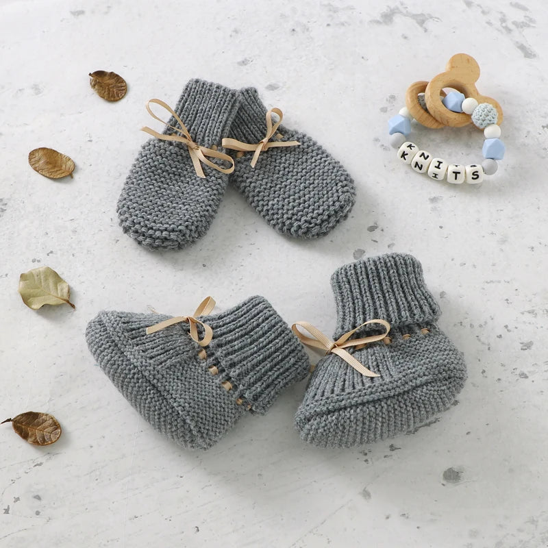 Ensemble bébé tricoté – Chaussons et moufles doux pour nouveau-né