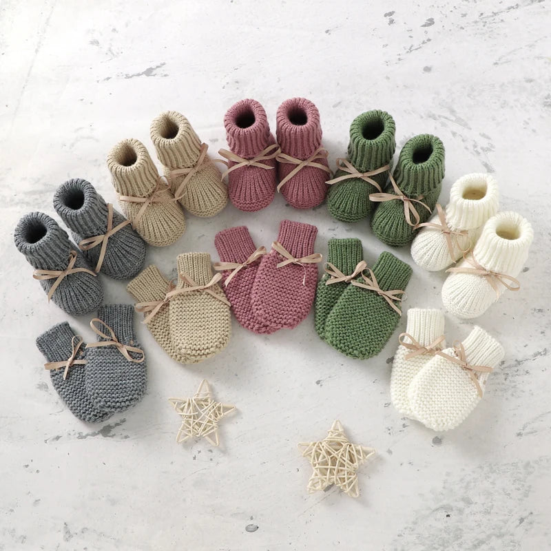 Ensemble bébé tricoté – Chaussons et moufles doux pour nouveau-né